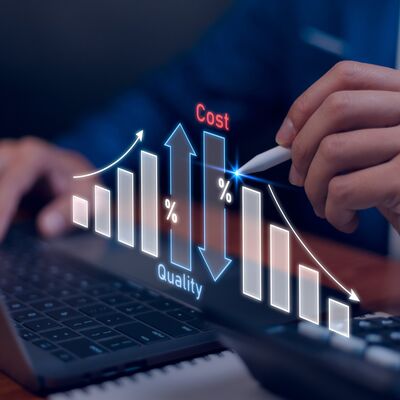 Mann mit Stift sitzt vor Laptop mit Tabelle