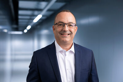 Thomas Schiewe Portr&auml;t mit Hintergrund Rechenzentrum