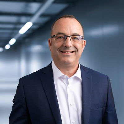 Thomas Schiewe Porträt mit Hintergrund Rechenzentrum