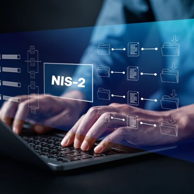 Mann sitzt am Laptop und sieht Ordner und Dateien auf dem Display