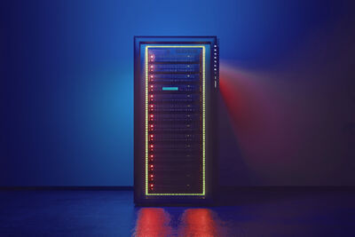 INF-RA rackbasiertes RZ 19"-Rack vor einer blauen Wand stehend
